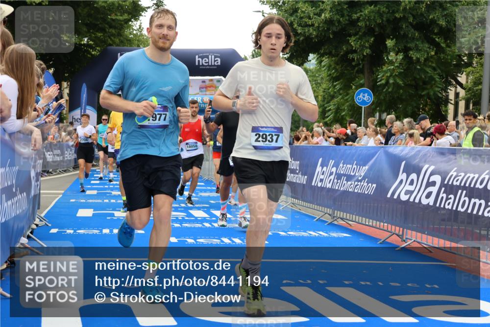 29.06.2025 - hella hamburg halbmarathon Strokosch-Dieckow http://msf.ph/oto/8441194 29.06.2025 10:49:38 Ziel 2504, 2516, 2592, 2596, 2706, 2889, 2937, 3060, 3543, 5705, 5894, 5978, 6115, 6125, 7332, 9038, 9463, 9551, 9619, 9649, 9723, 9924, 11340, 11679, 11977, 13159, 13233, 14562, 14794, 15392, 15857, 16114, 16592, 16738, 16843, 16877, 17001, 17282, 17753, 18058, 18451, 18926 meine-sportfotos.de