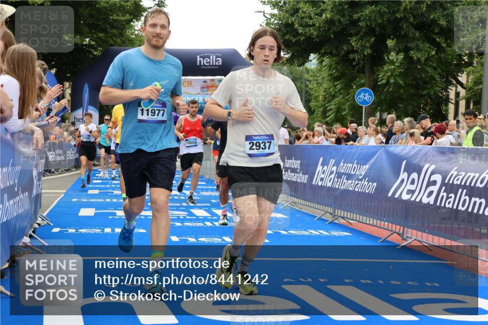 29.06.2025 - hella hamburg halbmarathon Strokosch-Dieckow http://msf.ph/oto/8441242 29.06.2025 10:49:37 Ziel 2504, 2516, 2592, 2596, 2706, 2889, 2937, 3060, 3543, 5705, 5894, 5978, 6115, 7332, 8689, 9038, 9463, 9551, 9619, 9649, 9723, 11340, 11679, 11977, 12094, 13159, 13233, 14562, 14794, 15392, 15857, 16114, 16592, 16738, 16843, 16877, 17001, 17282, 18058, 18451, 18926 meine-sportfotos.de