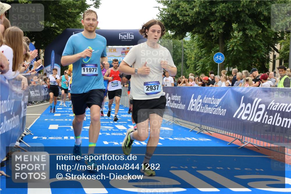 29.06.2025 - hella hamburg halbmarathon Strokosch-Dieckow http://msf.ph/oto/8441282 29.06.2025 10:49:37 Ziel 2504, 2516, 2592, 2596, 2706, 2889, 2937, 3060, 3543, 5705, 5894, 5978, 6115, 7332, 8689, 9038, 9463, 9551, 9619, 9649, 9723, 11340, 11679, 11977, 12094, 13159, 13233, 14562, 14794, 15392, 15857, 16114, 16592, 16738, 16843, 16877, 17001, 17282, 18058, 18451, 18926 meine-sportfotos.de