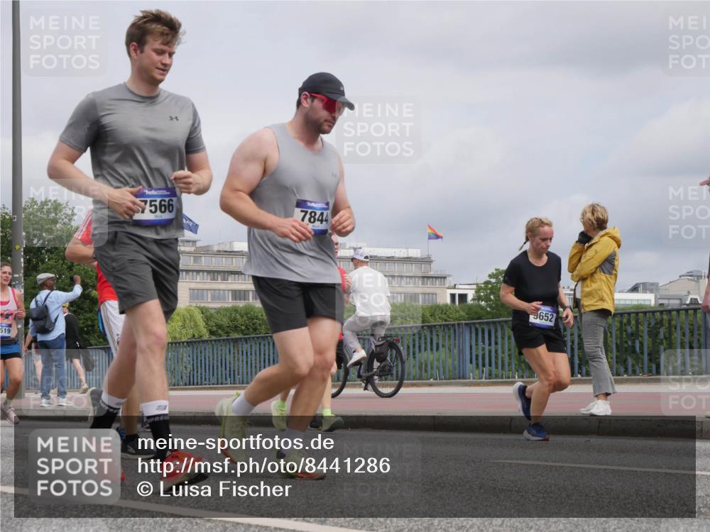 29.06.2025 - hella hamburg halbmarathon Luisa Fischer http://msf.ph/oto/8441286 29.06.2025 10:22:15 Kennedybrücke 519, 7566, 7844, 9652, 1718, 2311, 2589, 2781, 2895, 3529, 5034, 5098, 5323, 6270, 7051, 7252, 7566, 7844, 8575, 9652 meine-sportfotos.de