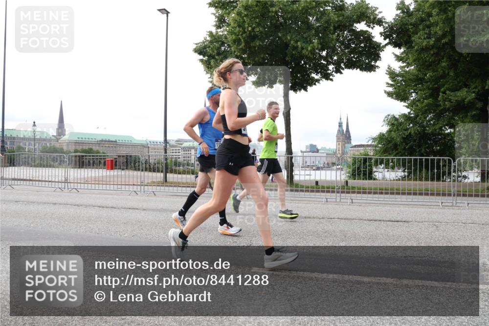 29.06.2025 - hella hamburg halbmarathon Lena Gebhardt http://msf.ph/oto/8441288 29.06.2025 10:29:25 Lombardsbrücke 11, 1063, 1230, 1661, 2688, 3179, 3311, 3524, 4161, 4349, 4362, 4373, 4395, 4982, 5350, 6285, 6345, 6725, 7169, 7449, 7517, 7832, 8048, 8812, 9714, 9937, 10198, 10322, 10641, 10808, 10996, 11249, 11269, 11634, 11792, 11803, 11989, 12086, 12099, 12216, 12404, 12442, 12958, 13090, 13382, 14644, 15952, 15955, 16306, 16659, 16662, 16673, 16676, 17496, 17945, 18298, 18299, 18414 meine-sportfotos.de