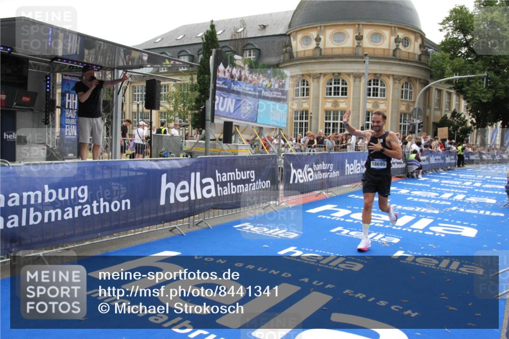 29.06.2025 - hella hamburg halbmarathon Michael Strokosch http://msf.ph/oto/8441341 29.06.2025 10:24:25 Ziel 18695 meine-sportfotos.de