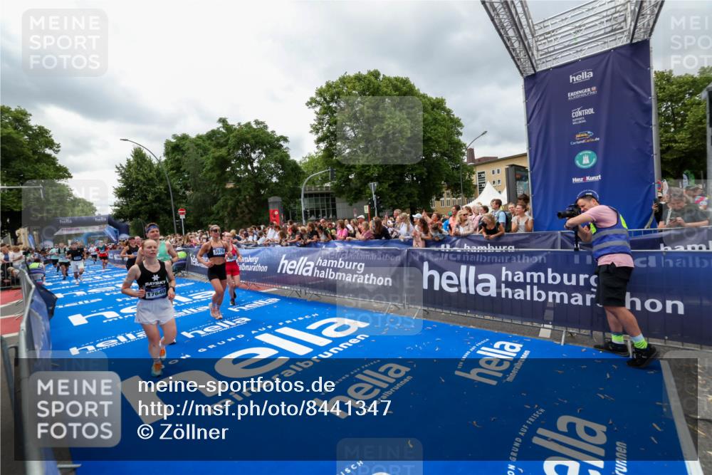 29.06.2025 - hella hamburg halbmarathon Zöllner http://msf.ph/oto/8441347 29.06.2025 10:56:13 Ziel 4594, 4813, 5492, 5570, 7594, 8330, 8639, 9907, 12545, 14363, 15484, 16113, 16634, 17468, 17640, 17642 meine-sportfotos.de
