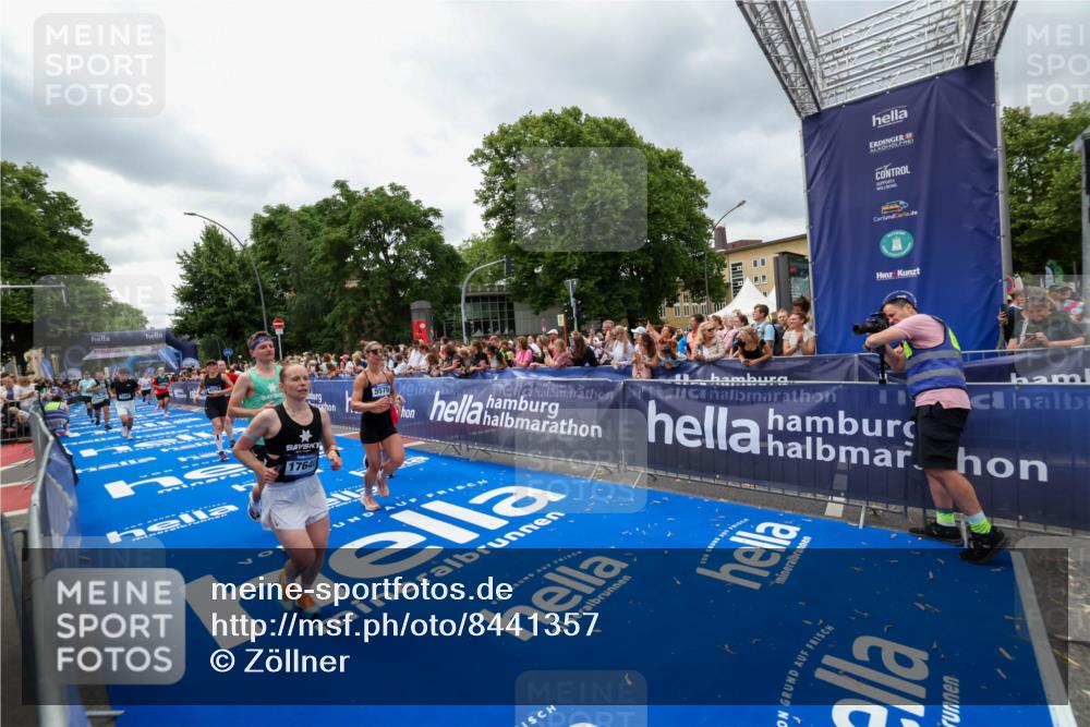 29.06.2025 - hella hamburg halbmarathon Zöllner http://msf.ph/oto/8441357 29.06.2025 10:56:13 Ziel 4594, 4813, 5492, 5570, 7594, 8330, 8639, 9907, 12545, 14363, 15484, 16113, 16634, 17468, 17640, 17642 meine-sportfotos.de