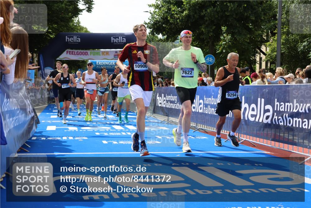 29.06.2025 - hella hamburg halbmarathon Strokosch-Dieckow http://msf.ph/oto/8441372 29.06.2025 10:40:42 Ziel 1631, 1882, 1912, 2324, 2714, 2750, 4634, 4843, 4889, 5014, 5026, 5745, 6429, 7080, 7109, 7622, 8074, 8629, 9294, 9979, 10900, 11959, 12865, 14092, 14272, 14820, 15351, 15493, 15542, 16201, 16249, 16599, 17486, 17724, 18399 meine-sportfotos.de