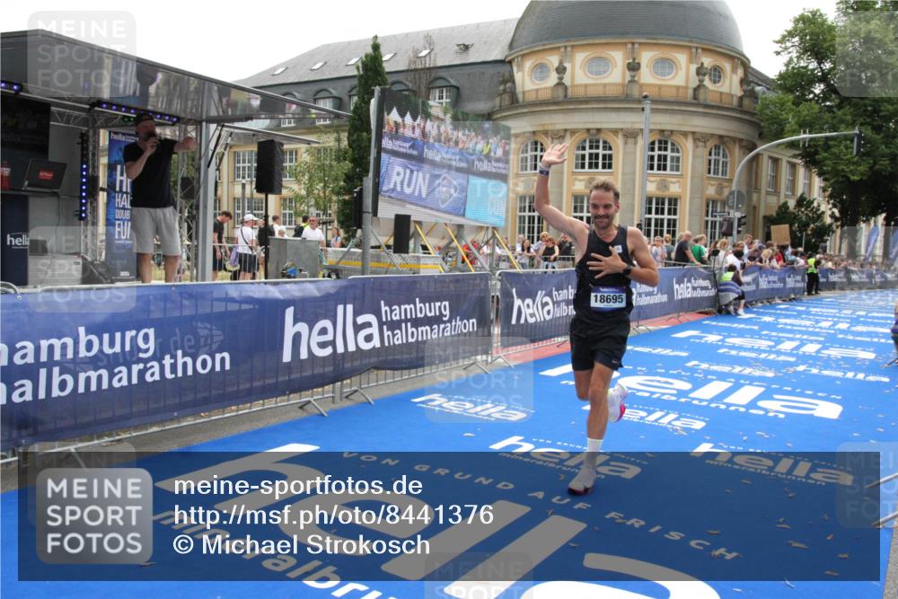29.06.2025 - hella hamburg halbmarathon Michael Strokosch http://msf.ph/oto/8441376 29.06.2025 10:24:26 Ziel 18695 meine-sportfotos.de