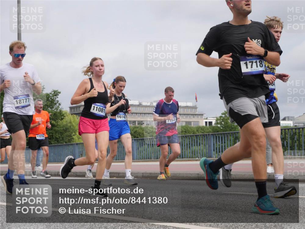 29.06.2025 - hella hamburg halbmarathon Luisa Fischer http://msf.ph/oto/8441380 29.06.2025 10:22:20 Kennedybrücke 18777, 17238, 11081, 16142, 7252, 4, 1718, 1325, 1718, 1755, 2017, 2589, 2895, 3105, 3118, 3529, 4722, 5034, 5098, 6270, 6736, 7252, 8575, 8761, 9252 meine-sportfotos.de