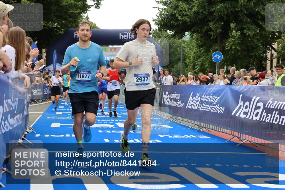 29.06.2025 - hella hamburg halbmarathon Strokosch-Dieckow http://msf.ph/oto/8441384 29.06.2025 10:49:37 Ziel 2504, 2516, 2592, 2596, 2706, 2889, 2937, 3060, 3543, 5705, 5894, 5978, 6115, 7332, 8689, 9038, 9463, 9551, 9619, 9649, 9723, 11340, 11679, 11977, 12094, 13159, 13233, 14562, 14794, 15392, 15857, 16114, 16592, 16738, 16843, 16877, 17001, 17282, 18058, 18451, 18926 meine-sportfotos.de