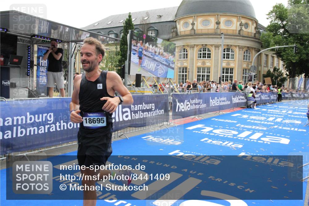 29.06.2025 - hella hamburg halbmarathon Michael Strokosch http://msf.ph/oto/8441409 29.06.2025 10:24:26 Ziel 18695 meine-sportfotos.de