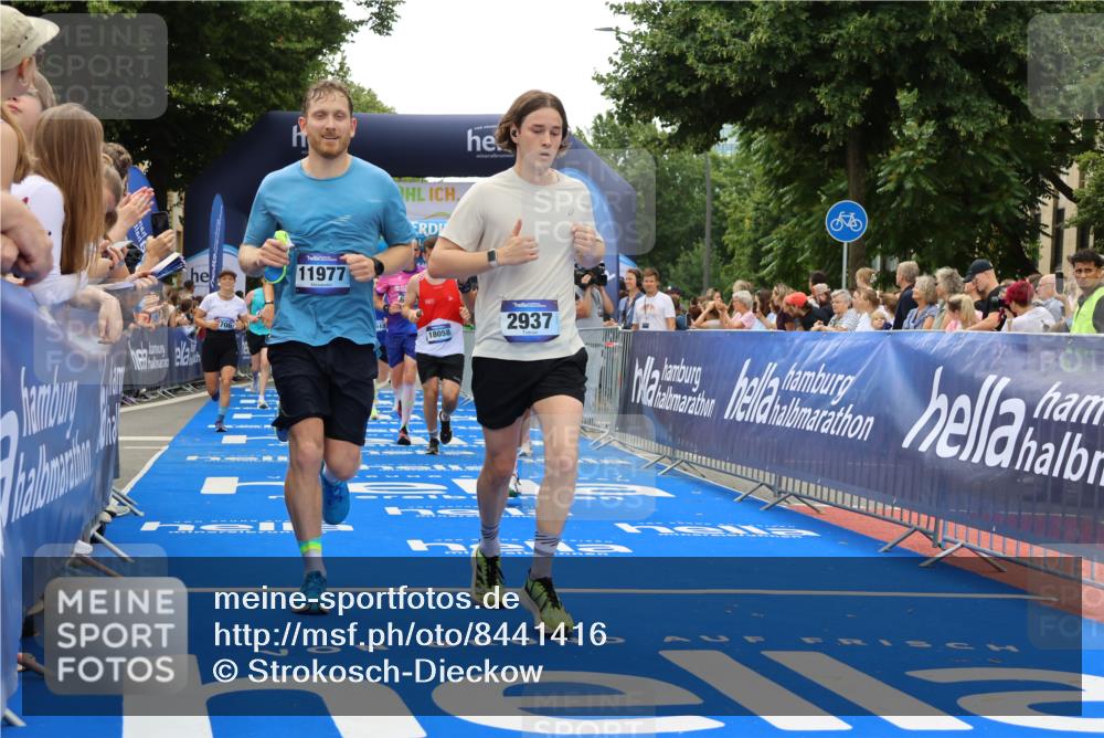 29.06.2025 - hella hamburg halbmarathon Strokosch-Dieckow http://msf.ph/oto/8441416 29.06.2025 10:49:37 Ziel 2504, 2516, 2592, 2596, 2706, 2889, 2937, 3060, 3543, 5705, 5894, 5978, 6115, 7332, 8689, 9038, 9463, 9551, 9619, 9649, 9723, 11340, 11679, 11977, 12094, 13159, 13233, 14562, 14794, 15392, 15857, 16114, 16592, 16738, 16843, 16877, 17001, 17282, 18058, 18451, 18926 meine-sportfotos.de