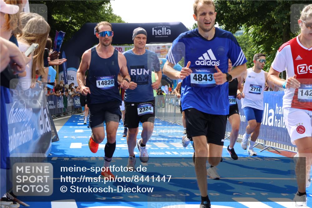 29.06.2025 - hella hamburg halbmarathon Strokosch-Dieckow http://msf.ph/oto/8441447 29.06.2025 10:40:40 Ziel 1882, 1912, 2324, 2714, 2750, 4634, 4843, 4889, 5014, 5026, 5745, 7080, 7622, 8074, 8629, 9294, 10900, 11959, 12865, 14092, 14272, 14820, 15015, 15351, 15493, 15542, 16201, 16249, 16599, 17486, 17724, 18399 meine-sportfotos.de