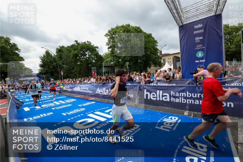 29.06.2025 - hella hamburg halbmarathon Zöllner http://msf.ph/oto/8441525 29.06.2025 10:56:16 Ziel 1193, 4594, 4813, 5465, 5492, 8330, 8639, 9903, 9907, 10789, 12348, 14363, 15484, 16113, 16634, 17468, 19152 meine-sportfotos.de