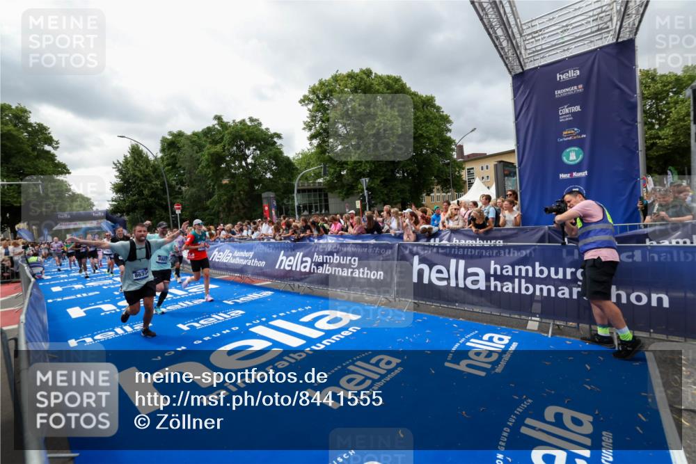 29.06.2025 - hella hamburg halbmarathon Zöllner http://msf.ph/oto/8441555 29.06.2025 10:56:17 Ziel 1193, 5465, 5492, 7547, 8330, 8639, 9903, 9907, 10789, 12348, 14363, 15484, 16113, 16634, 17468, 19152 meine-sportfotos.de