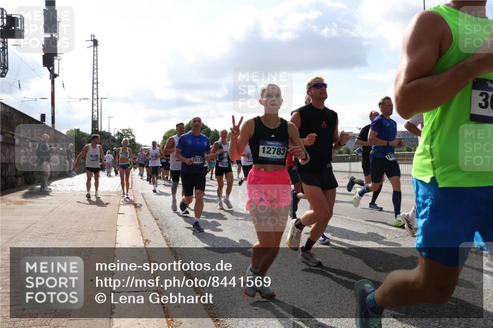 29.06.2025 - hella hamburg halbmarathon Lena Gebhardt http://msf.ph/oto/8441569 29.06.2025 09:52:59 Lombardsbrücke 1163, 1176, 15126, 10, 11, 814, 12783, 30, 1012, 1070, 1163, 1176, 1220, 1391, 1415, 1512, 1613, 1735, 1782, 2048, 2189, 2213, 2233, 2234, 2590, 2788, 2970, 3021, 3098, 3109, 3124, 3304, 3907, 3917, 3928, 4080, 4277, 4497, 4553, 4691, 4933, 4981, 4997, 5007, 5132, 5476, 5477, 5623, 5682, 6081, 6152, 6203, 6712, 6716, 7005, 7067, 7093, 7147, 7191, 7204, 7325, 7450, 7451, 7599, 7843, 7865, 7961, 8063, 8145, 8467, 8664, 10796, 13403 meine-sportfotos.de