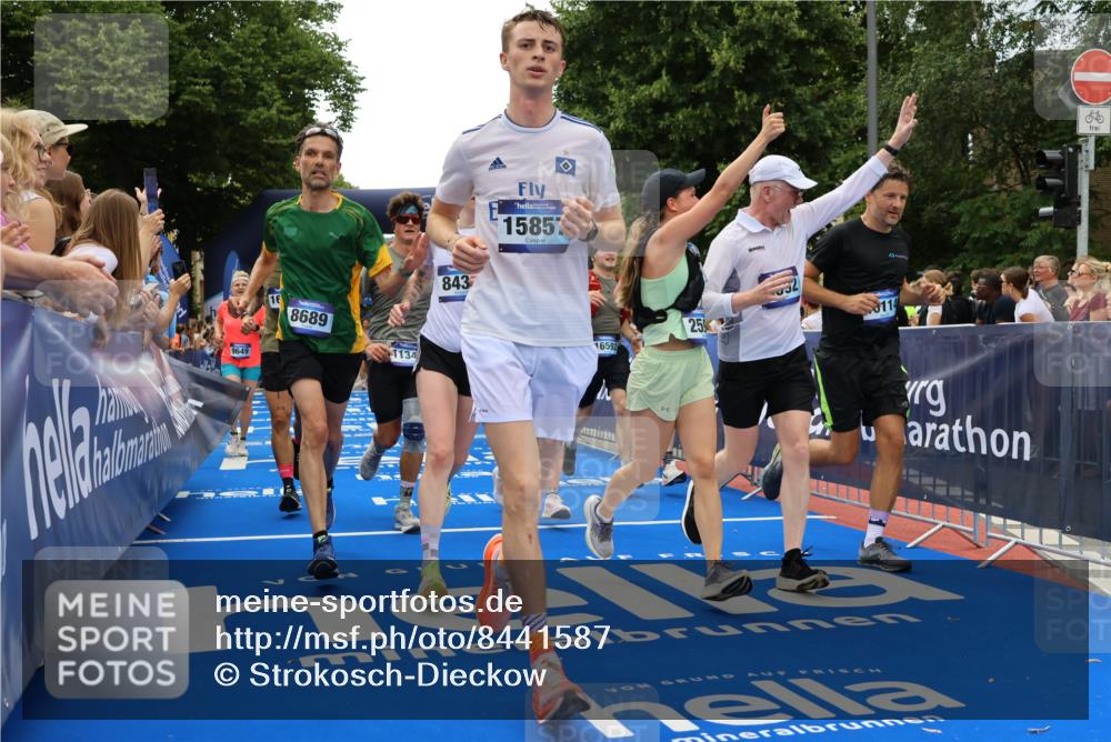 29.06.2025 - hella hamburg halbmarathon Strokosch-Dieckow http://msf.ph/oto/8441587 29.06.2025 10:49:32 Ziel 1342, 1476, 2504, 2516, 2592, 2596, 2878, 2889, 2937, 5705, 5978, 6115, 8437, 8689, 8813, 9038, 9463, 9649, 11339, 11340, 11679, 11779, 11977, 12094, 13233, 13269, 14562, 14838, 15392, 15857, 16114, 16592, 16738, 16891, 17001, 18058, 18476, 18887, 18960 meine-sportfotos.de