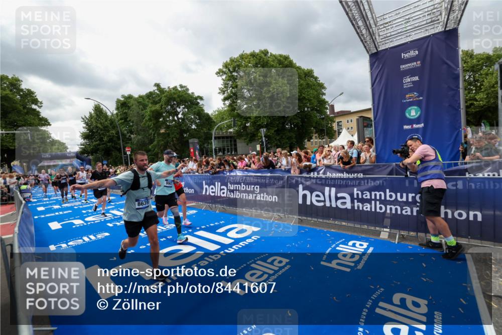 29.06.2025 - hella hamburg halbmarathon Zöllner http://msf.ph/oto/8441607 29.06.2025 10:56:18 Ziel 1193, 5465, 7547, 8639, 9903, 9907, 10789, 12348, 14363, 15484, 16113, 16634, 17468, 18741, 19152 meine-sportfotos.de