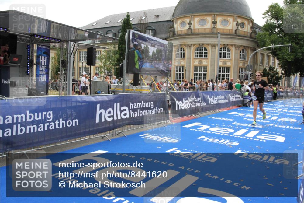 29.06.2025 - hella hamburg halbmarathon Michael Strokosch http://msf.ph/oto/8441620 29.06.2025 10:24:34 Ziel 7855 meine-sportfotos.de