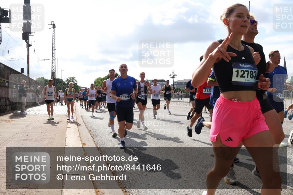 29.06.2025 - hella hamburg halbmarathon Lena Gebhardt http://msf.ph/oto/8441646 29.06.2025 09:52:59 Lombardsbrücke 6152, 1163, 1176, 15126, 10211, 8145, 8722, 12783, 181, 1012, 1070, 1163, 1176, 1220, 1391, 1415, 1512, 1613, 1735, 1782, 2048, 2189, 2213, 2233, 2234, 2590, 2788, 2970, 3021, 3098, 3109, 3124, 3304, 3907, 3917, 3928, 4080, 4277, 4497, 4553, 4691, 4933, 4981, 4997, 5007, 5132, 5476, 5477, 5623, 5682, 6081, 6152, 6203, 6712, 6716, 7005, 7067, 7093, 7147, 7191, 7204, 7325, 7450, 7451, 7599, 7843, 7865, 7961, 8063, 8145, 8467, 8664, 10796, 13403 meine-sportfotos.de
