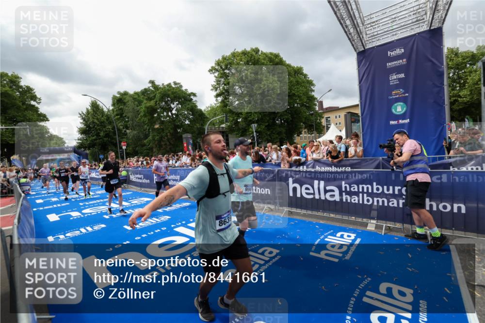 29.06.2025 - hella hamburg halbmarathon Zöllner http://msf.ph/oto/8441661 29.06.2025 10:56:18 Ziel 1193, 5465, 7547, 8639, 9903, 9907, 10789, 12348, 14363, 15484, 16113, 16634, 17468, 18741, 19152 meine-sportfotos.de