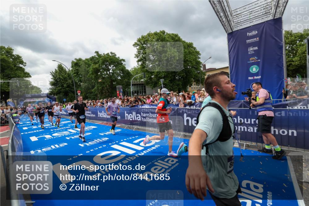 29.06.2025 - hella hamburg halbmarathon Zöllner http://msf.ph/oto/8441685 29.06.2025 10:56:19 Ziel 1193, 5465, 7547, 8639, 9903, 9907, 10789, 12348, 14363, 15484, 16113, 16375, 16634, 17468, 18117, 18495, 18652, 18741, 19152 meine-sportfotos.de