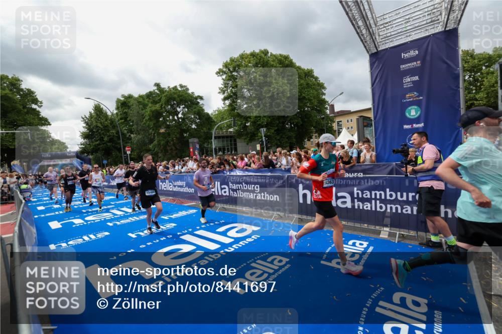 29.06.2025 - hella hamburg halbmarathon Zöllner http://msf.ph/oto/8441697 29.06.2025 10:56:19 Ziel 1193, 5465, 7547, 8639, 9903, 9907, 10789, 12348, 14363, 15484, 16113, 16375, 16634, 17468, 18117, 18495, 18652, 18741, 19152 meine-sportfotos.de