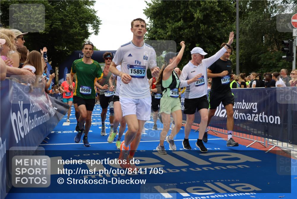 29.06.2025 - hella hamburg halbmarathon Strokosch-Dieckow http://msf.ph/oto/8441705 29.06.2025 10:49:32 Ziel 1342, 1476, 2504, 2516, 2592, 2596, 2878, 2889, 2937, 5705, 5978, 6115, 8437, 8689, 8813, 9038, 9463, 9649, 11339, 11340, 11679, 11779, 11977, 12094, 13233, 13269, 14562, 14838, 15392, 15857, 16114, 16592, 16738, 16891, 17001, 18058, 18476, 18887, 18960 meine-sportfotos.de
