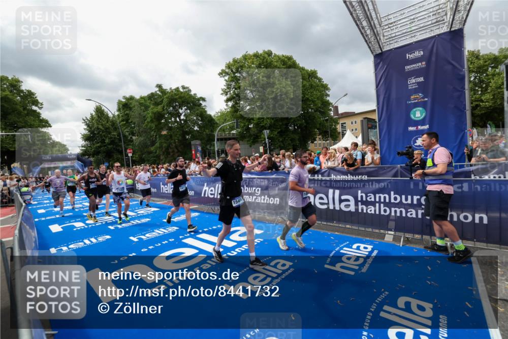 29.06.2025 - hella hamburg halbmarathon Zöllner http://msf.ph/oto/8441732 29.06.2025 10:56:20 Ziel 1193, 5465, 7547, 9903, 10789, 11309, 12348, 14363, 15300, 15484, 16113, 16375, 16634, 17468, 18117, 18495, 18652, 18741, 19152 meine-sportfotos.de