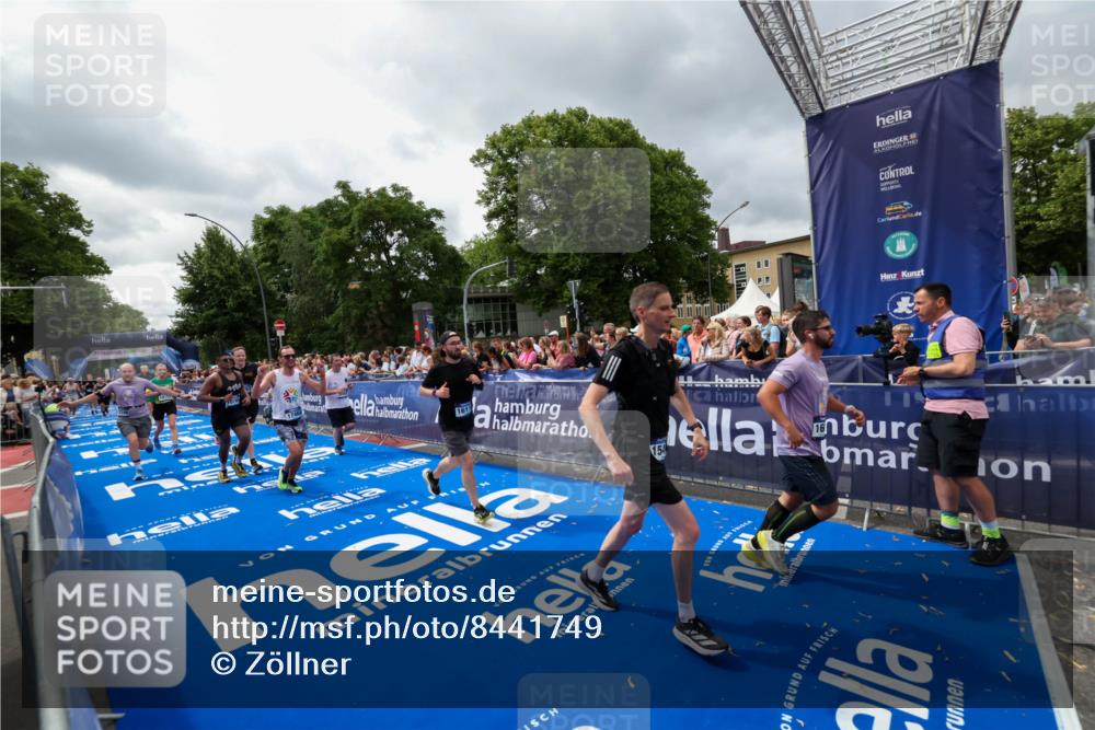 29.06.2025 - hella hamburg halbmarathon Zöllner http://msf.ph/oto/8441749 29.06.2025 10:56:20 Ziel 1193, 5465, 7547, 9903, 10789, 11309, 12348, 14363, 15300, 15484, 16113, 16375, 16634, 17468, 18117, 18495, 18652, 18741, 19152 meine-sportfotos.de