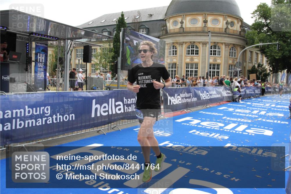 29.06.2025 - hella hamburg halbmarathon Michael Strokosch http://msf.ph/oto/8441764 29.06.2025 10:24:36 Ziel 7855, 14506 meine-sportfotos.de