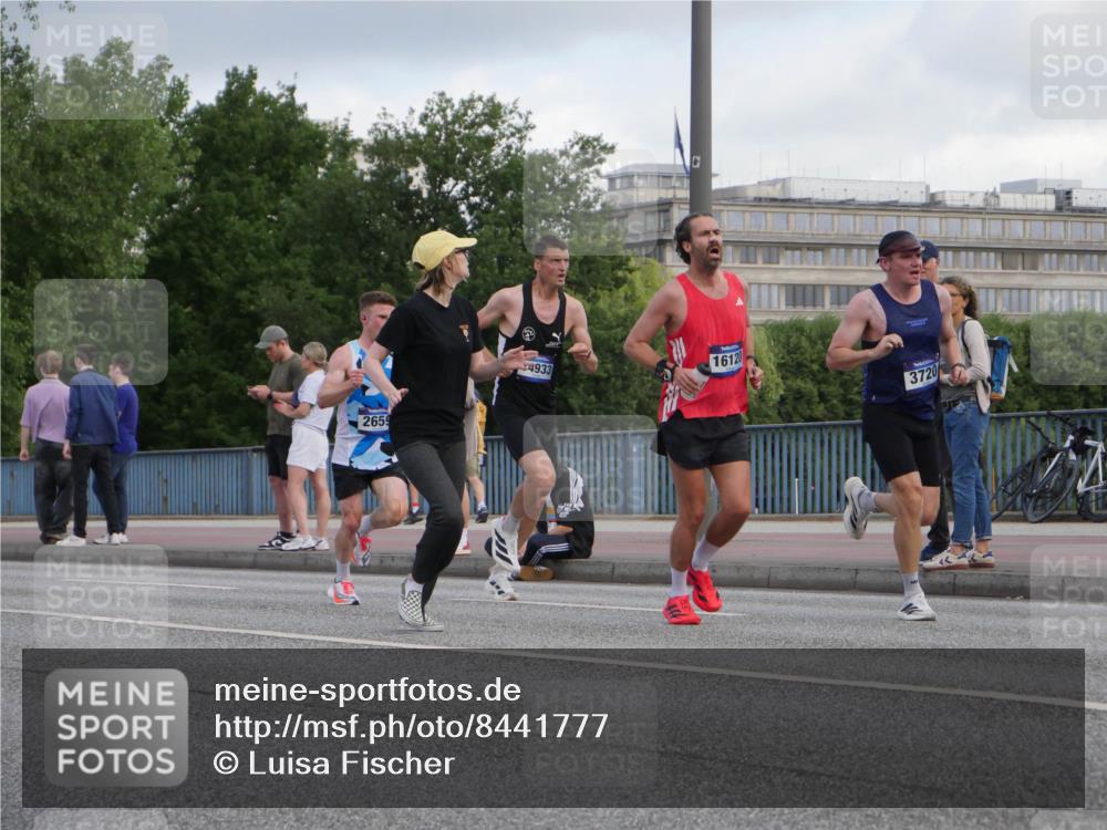 29.06.2025 - hella hamburg halbmarathon Luisa Fischer http://msf.ph/oto/8441777 29.06.2025 09:41:58 Kennedybrücke 2659, 4933, 16120, 3720, 53, 2659, 3720 meine-sportfotos.de