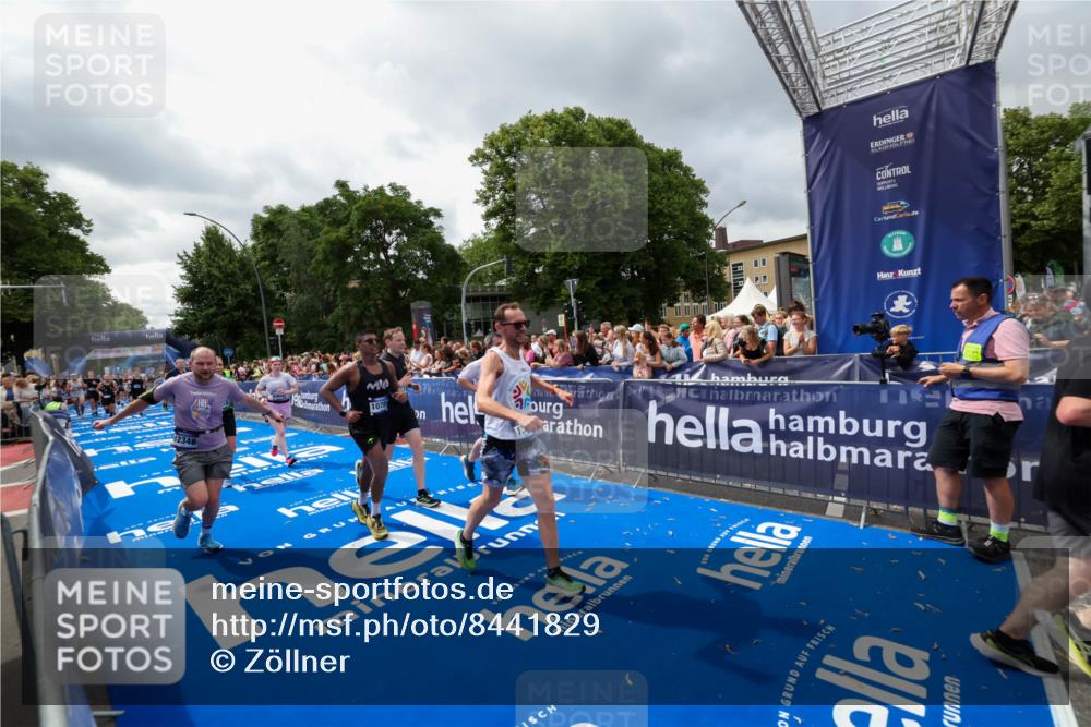 29.06.2025 - hella hamburg halbmarathon Zöllner http://msf.ph/oto/8441829 29.06.2025 10:56:21 Ziel 1193, 4029, 5465, 5672, 7547, 9903, 10789, 11231, 11309, 12348, 15300, 15484, 16113, 16375, 16634, 17468, 18117, 18495, 18652, 18741, 19152 meine-sportfotos.de
