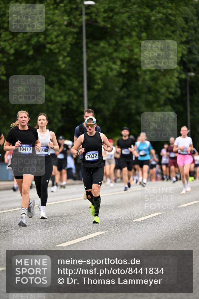 29.06.2025 - hella hamburg halbmarathon Dr. Thomas Lammeyer http://msf.ph/oto/8441834 29.06.2025 10:57:17 Kennedybrücke 2420, 2983, 2988, 3227, 3787, 4595, 6135, 6604, 7032, 7511, 7690, 7735, 7871, 9340, 9368, 10080, 10417, 10568, 10879, 10884, 10981 meine-sportfotos.de