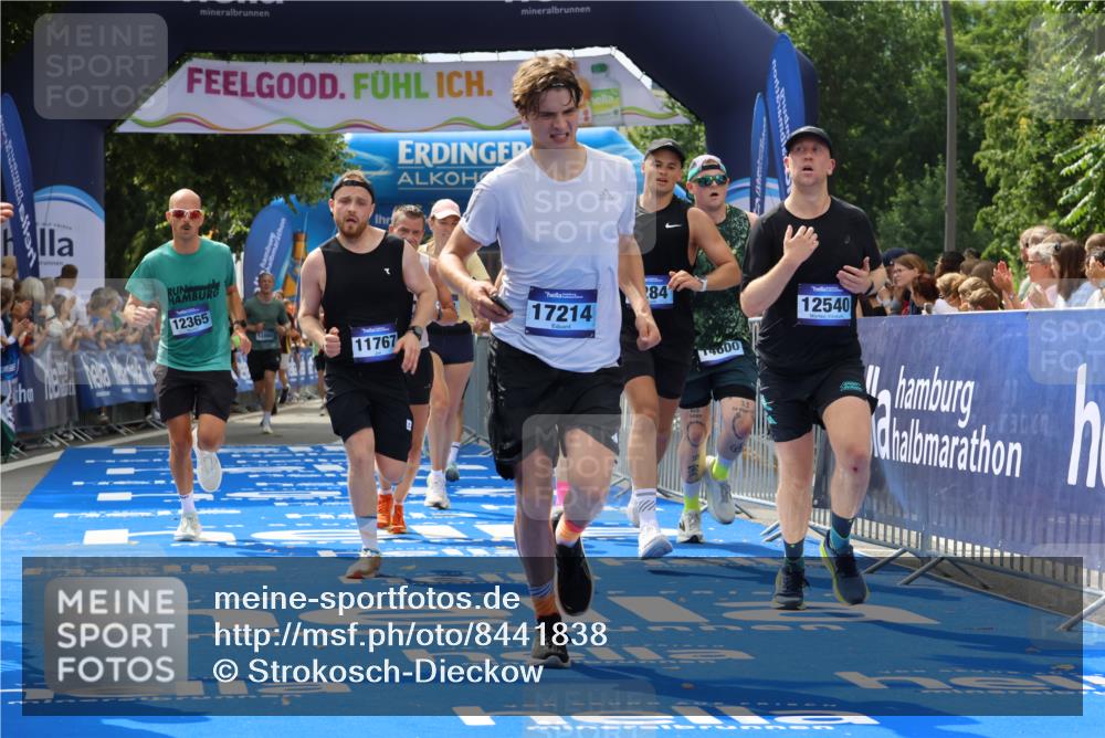 29.06.2025 - hella hamburg halbmarathon Strokosch-Dieckow http://msf.ph/oto/8441838 29.06.2025 10:40:31 Ziel 1912, 4843, 6649, 7284, 8966, 10978, 11767, 12365, 12540, 12865, 14820, 14924, 15015, 15164, 15247, 15542, 17214, 17724, 18192, 18399 meine-sportfotos.de