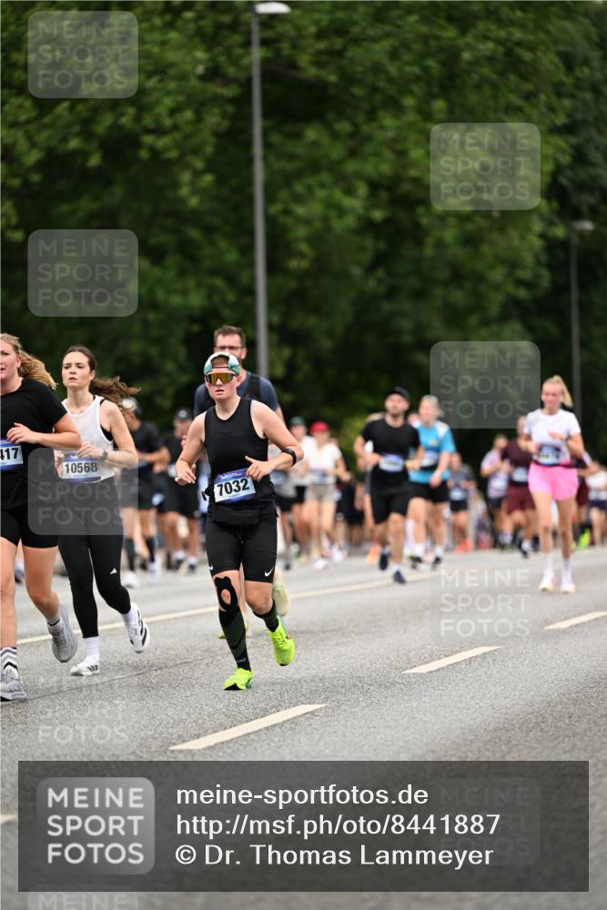 29.06.2025 - hella hamburg halbmarathon Dr. Thomas Lammeyer http://msf.ph/oto/8441887 29.06.2025 10:57:18 Kennedybrücke 2420, 2983, 2988, 3227, 3787, 4595, 6135, 6604, 7032, 7511, 7690, 7735, 7871, 9340, 9368, 10080, 10417, 10568, 10879, 10884, 10981 meine-sportfotos.de