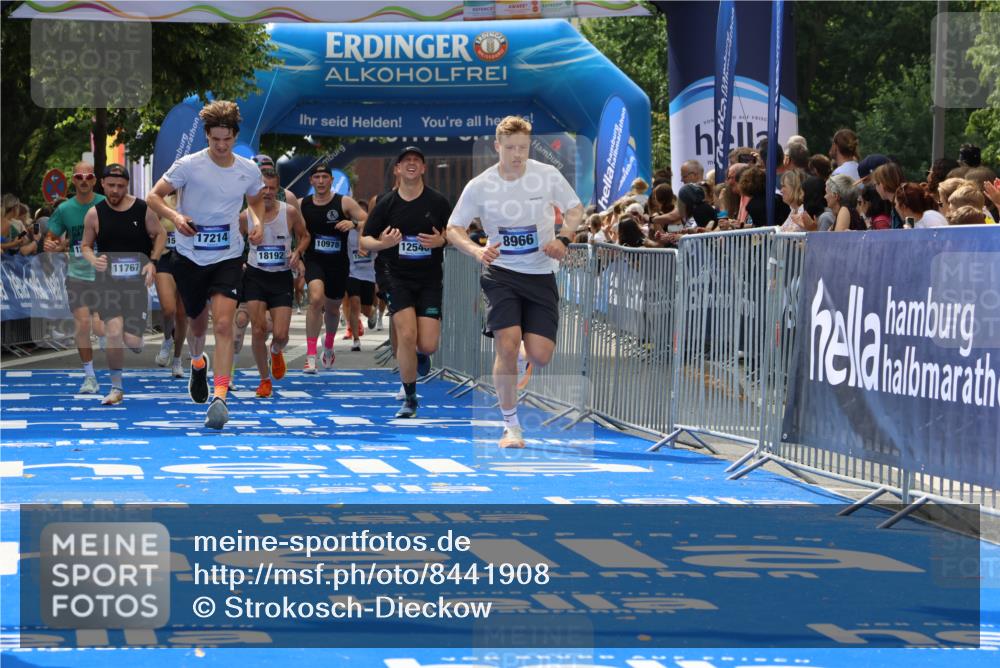 29.06.2025 - hella hamburg halbmarathon Strokosch-Dieckow http://msf.ph/oto/8441908 29.06.2025 10:40:28 Ziel 6649, 7284, 8370, 8966, 10978, 11767, 12365, 12540, 14924, 15015, 15164, 15247, 17214, 17245, 17916, 18192 meine-sportfotos.de