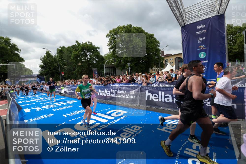 29.06.2025 - hella hamburg halbmarathon Zöllner http://msf.ph/oto/8441909 29.06.2025 10:56:22 Ziel 1193, 4029, 5465, 5672, 7547, 9903, 10789, 11231, 11309, 12348, 15300, 16375, 17468, 18117, 18495, 18652, 18741, 19152 meine-sportfotos.de