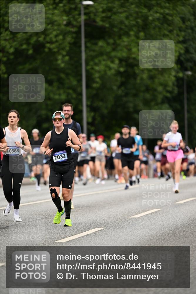 29.06.2025 - hella hamburg halbmarathon Dr. Thomas Lammeyer http://msf.ph/oto/8441945 29.06.2025 10:57:18 Kennedybrücke 2420, 2983, 2988, 3227, 3787, 4595, 6135, 6604, 7032, 7511, 7690, 7735, 7871, 9340, 9368, 10080, 10417, 10568, 10879, 10884, 10981 meine-sportfotos.de
