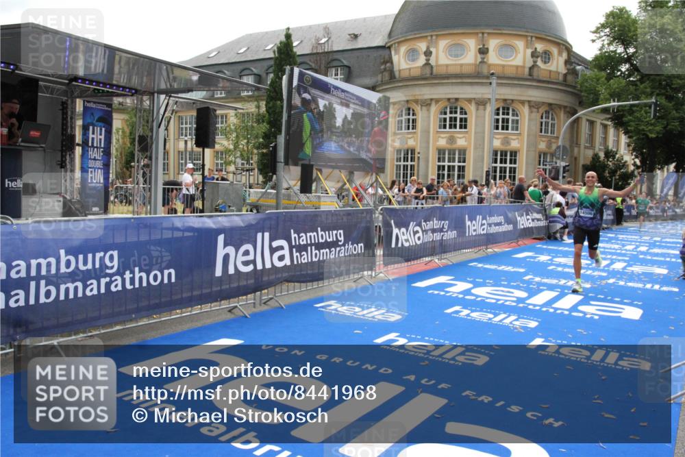 29.06.2025 - hella hamburg halbmarathon Michael Strokosch http://msf.ph/oto/8441968 29.06.2025 10:24:40 Ziel 2892, 14506 meine-sportfotos.de