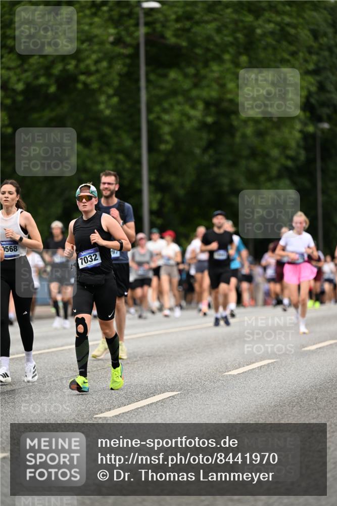 29.06.2025 - hella hamburg halbmarathon Dr. Thomas Lammeyer http://msf.ph/oto/8441970 29.06.2025 10:57:18 Kennedybrücke 2420, 2983, 2988, 3227, 3787, 4595, 6135, 6604, 7032, 7511, 7690, 7735, 7871, 9340, 9368, 10080, 10417, 10568, 10879, 10884, 10981 meine-sportfotos.de