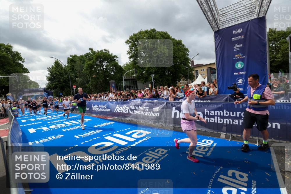 29.06.2025 - hella hamburg halbmarathon Zöllner http://msf.ph/oto/8441989 29.06.2025 10:56:24 Ziel 3048, 4029, 5672, 7547, 7742, 9622, 9903, 11231, 11309, 12348, 15300, 15818, 16375, 18117, 18495, 18652, 18741, 19152 meine-sportfotos.de