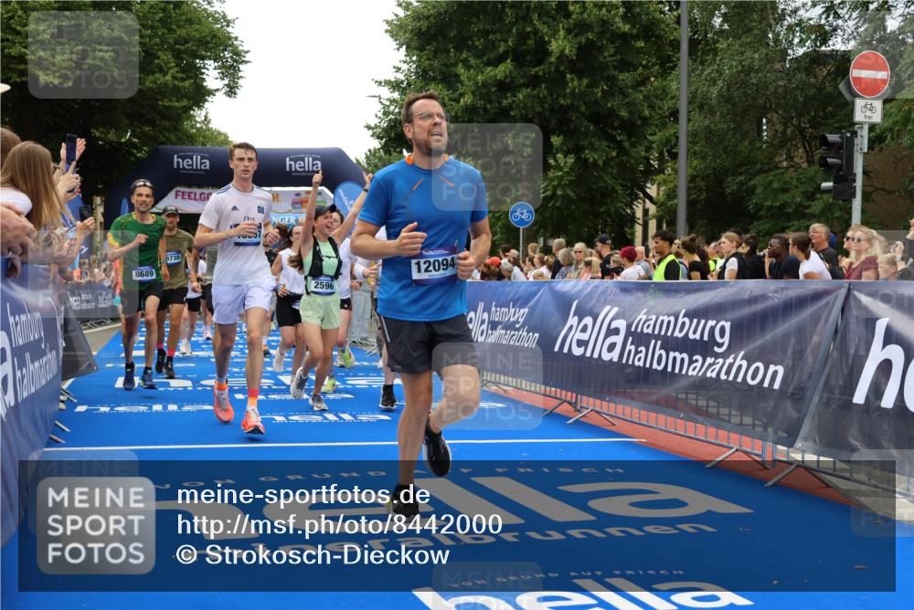 29.06.2025 - hella hamburg halbmarathon Strokosch-Dieckow http://msf.ph/oto/8442000 29.06.2025 10:49:31 Ziel 1342, 1476, 2504, 2516, 2592, 2596, 2878, 2889, 2937, 5705, 5978, 8437, 8689, 8813, 9038, 9463, 9649, 11339, 11340, 11679, 11779, 11977, 12094, 12670, 13233, 13269, 14562, 14838, 15392, 15784, 15857, 15894, 15966, 16114, 16592, 16738, 16891, 17001, 18476, 18887, 18960 meine-sportfotos.de
