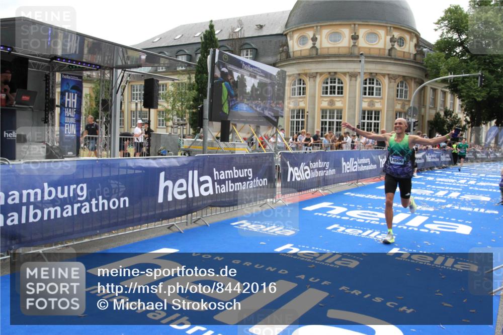 29.06.2025 - hella hamburg halbmarathon Michael Strokosch http://msf.ph/oto/8442016 29.06.2025 10:24:41 Ziel 2892, 14506 meine-sportfotos.de
