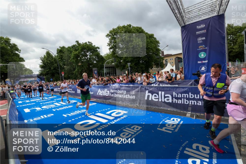 29.06.2025 - hella hamburg halbmarathon Zöllner http://msf.ph/oto/8442044 29.06.2025 10:56:24 Ziel 3048, 4029, 5672, 7547, 7742, 9622, 9903, 11231, 11309, 12348, 15300, 15818, 16375, 18117, 18495, 18652, 18741, 19152 meine-sportfotos.de