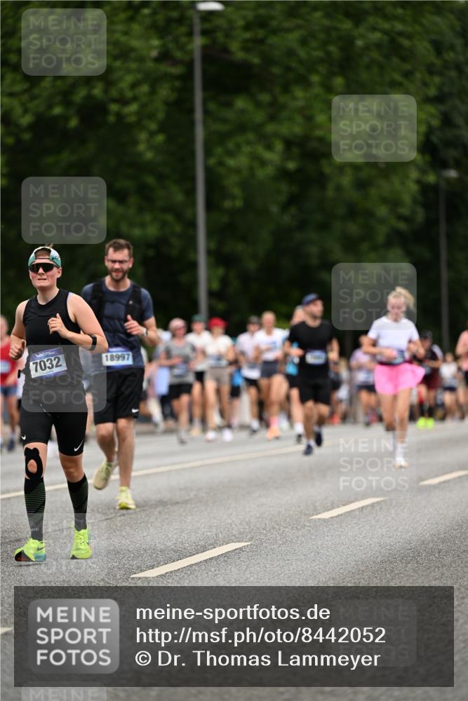 29.06.2025 - hella hamburg halbmarathon Dr. Thomas Lammeyer http://msf.ph/oto/8442052 29.06.2025 10:57:19 Kennedybrücke 2420, 2983, 2988, 3227, 3787, 4595, 6135, 6604, 7032, 7511, 7690, 7735, 7871, 9340, 9368, 10080, 10417, 10568, 10879, 10884, 10981 meine-sportfotos.de