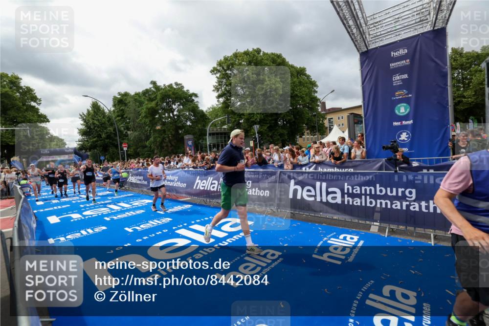 29.06.2025 - hella hamburg halbmarathon Zöllner http://msf.ph/oto/8442084 29.06.2025 10:56:25 Ziel 3048, 4029, 5672, 7547, 7742, 8863, 9622, 10665, 11231, 11309, 15300, 15818, 16375, 18117, 18495, 18652, 18741 meine-sportfotos.de