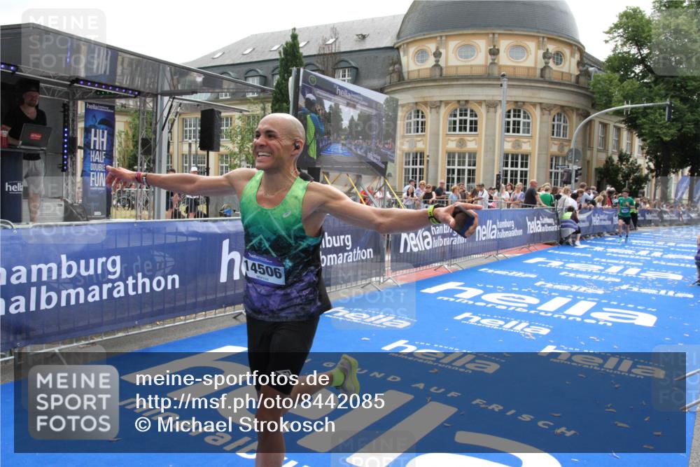 29.06.2025 - hella hamburg halbmarathon Michael Strokosch http://msf.ph/oto/8442085 29.06.2025 10:24:42 Ziel 2892, 14506 meine-sportfotos.de