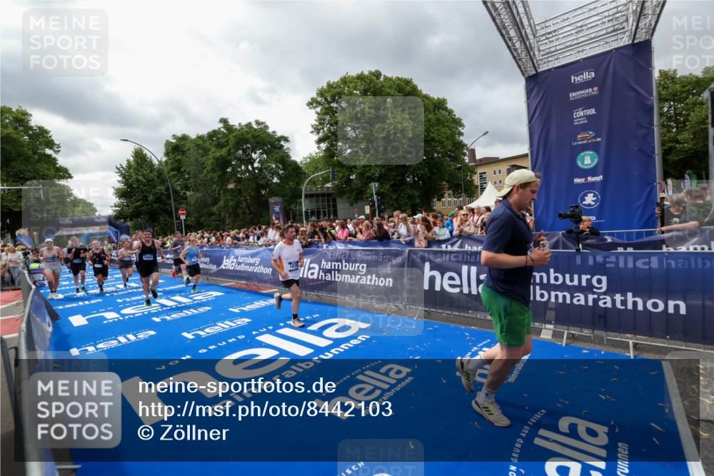 29.06.2025 - hella hamburg halbmarathon Zöllner http://msf.ph/oto/8442103 29.06.2025 10:56:25 Ziel 3048, 4029, 5672, 7547, 7742, 8863, 9622, 10665, 11231, 11309, 15300, 15818, 16375, 18117, 18495, 18652, 18741 meine-sportfotos.de