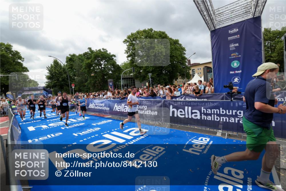 29.06.2025 - hella hamburg halbmarathon Zöllner http://msf.ph/oto/8442130 29.06.2025 10:56:26 Ziel 3048, 4029, 5672, 7547, 7742, 8863, 9622, 10665, 11231, 11309, 15300, 15818, 16375, 18117, 18495, 18652, 18741 meine-sportfotos.de