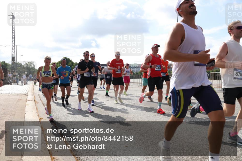 29.06.2025 - hella hamburg halbmarathon Lena Gebhardt http://msf.ph/oto/8442158 29.06.2025 09:53:03 Lombardsbrücke 1163, 7882, 11291, 1, 714, 11153, 3304, 1469, 870, 1012, 1070, 1163, 1176, 1220, 1391, 1415, 1558, 1613, 1735, 1759, 1782, 2048, 2189, 2213, 2233, 2234, 2590, 2788, 2970, 3021, 3098, 3109, 3124, 3304, 3907, 3917, 3928, 4080, 4091, 4277, 4497, 4553, 4691, 4933, 4981, 4997, 5007, 5022, 5132, 5476, 5477, 5623, 5624, 5682, 6081, 6152, 6203, 6712, 6716, 7005, 7067, 7093, 7147, 7191, 7204, 7325, 7450, 7451, 7599, 7765, 7843, 7865, 7961, 8063, 8145, 8467, 8664, 10796 meine-sportfotos.de