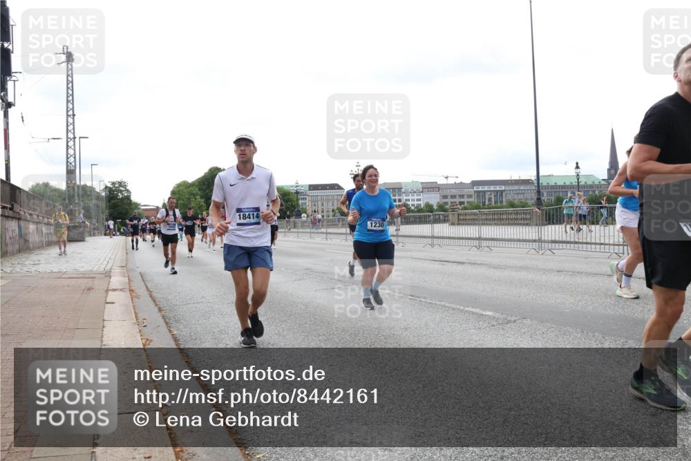 29.06.2025 - hella hamburg halbmarathon Lena Gebhardt http://msf.ph/oto/8442161 29.06.2025 10:29:33 Lombardsbrücke 18414, 1230, 1063, 1230, 1661, 2688, 2699, 3179, 3311, 3524, 4349, 4373, 4395, 5350, 6285, 6345, 6725, 7449, 7517, 7832, 8048, 8388, 8812, 9095, 9714, 9937, 10198, 10322, 10641, 10808, 10996, 11249, 11269, 11376, 11444, 11634, 11792, 11803, 11989, 12086, 12216, 12227, 12404, 12958, 13090, 13382, 13810, 14644, 15266, 15952, 15955, 16306, 16659, 16662, 16673, 16676, 17496, 17945, 18298, 18299, 18385, 18414 meine-sportfotos.de
